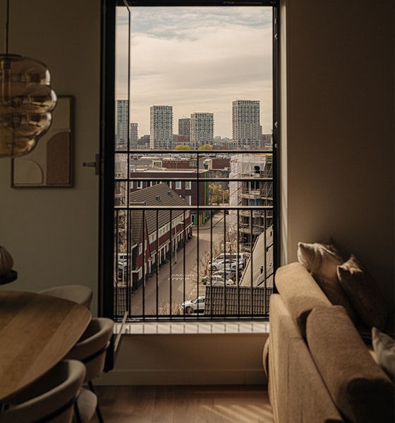 Foto vanuit de huiskamer met zicht op Amsterdam-Zuid